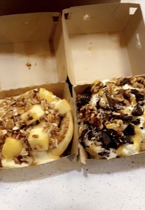 Apple cinnamon and cookies and cream  #Veganuary at Cinnaholic - Blue Diamond in Las Vegas