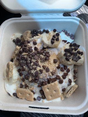 Build your own cinnamon roll at Cinnaholic in Pearland