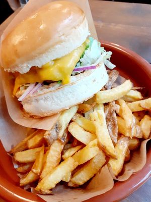 Cheese et frites maison at Mōpa in Paris