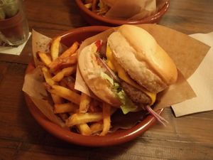 Cheese burger & frites at Mōpa in Paris