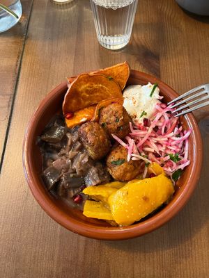 Veggie bowl delicious!!  at Mōpa in Paris
