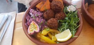 Falafel bowl at Mōpa in Paris
