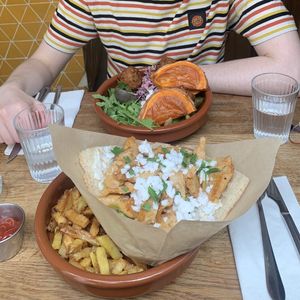 Berliner kebab and falafel bowl  at Mōpa in Paris