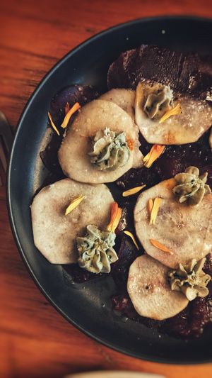 Carpaccio de betteraves et poires, mousse au bleu végétal, fleur de sel at Mōpa in Paris