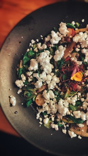Salade des Docks : mâche, quinoa rouge, pomme granny smith, amandes effilées, grenade, fêta, persil, germes de betterave, fleurs de pensées at Mōpa in Paris