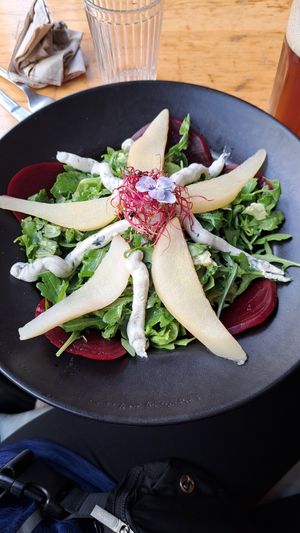 Salad with blue cheese at Mōpa in Paris