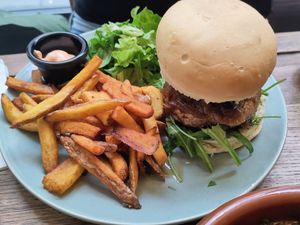 Burger at Mōpa in Paris