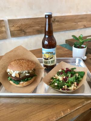 Burger Sacré-sulé et salade épinards frais, semoule, grenade, noix, menthe, vinaigrette citronnée 
Bière Waimea bay at Mōpa in Paris