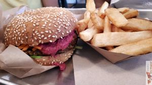 Betroots Houmous burger at Mōpa in Paris