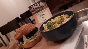 Burger and "Mac and cheese" at Mōpa in Paris