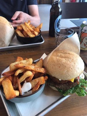 Burgers and fries at Mōpa in Paris