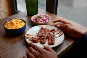 Ribs & Mac and Cheese at Mōpa in Paris