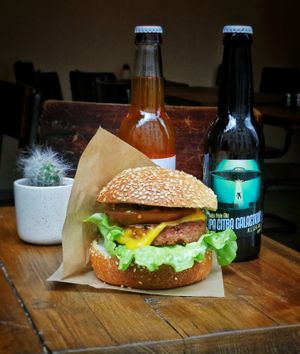 Cheese burger & Beers at Mōpa in Paris