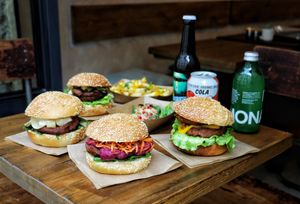 Mopa burger at Mōpa in Paris