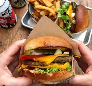 Double cheese burger Mopa at Mōpa in Paris