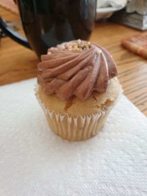 vegan cupcake at Follow Your Heart Market & Cafe in Canoga Park