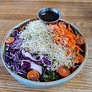 Organic Garden Salad 🥗 😋 at Follow Your Heart Market & Cafe in Canoga Park