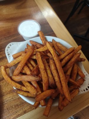 Zoete aardappelfrietjes at Follow Your Heart Market & Cafe in Canoga Park