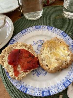 Vegan scones 🌱  at Alice & Kattens Tesalong in Lund