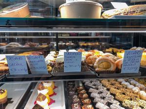 I pasticcini vegani in vetrina at Pasticceria Ki  in Minerbio