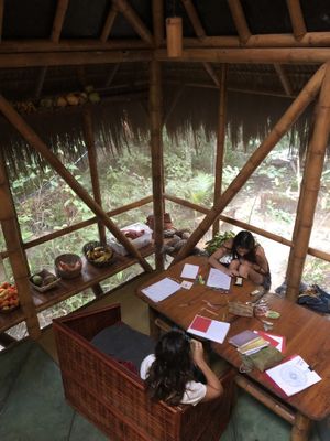 The common area in the kitchen  at Universo Pol Bamboo Hostel in Morro De Sao Paulo