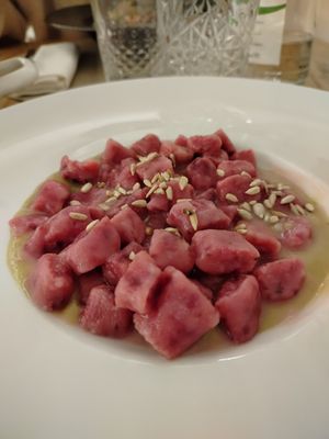 Gnocchi di rapa rossa in crema di porro at Orto in Gubbio