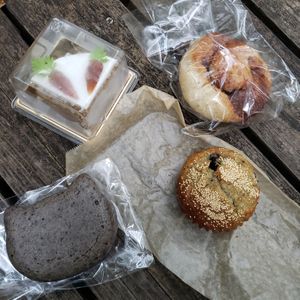 Carrot cake, cinnamon roll, cat bread, blueberry muffin  at Coconut Dream in Kawasaki