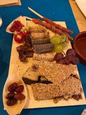 Tabla de quesos muy buena y variados  at CactusCat Bar in Barcelona