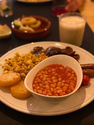 Es la segunda vez que vengo y esta vez quise venir con mi chico que es Británico para ver si lo podía trasladar a su país un poquito, y le encantó!!! (No siendo vengan)Repetire at CactusCat Bar in Barcelona