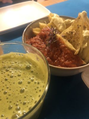 Patatas bravas y zumo del día  at CactusCat Bar in Barcelona