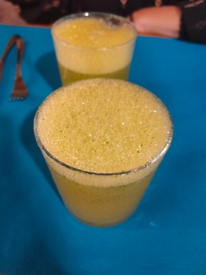 Zumo de manzana y menta, ¡riquísimo! at CactusCat Bar in Barcelona