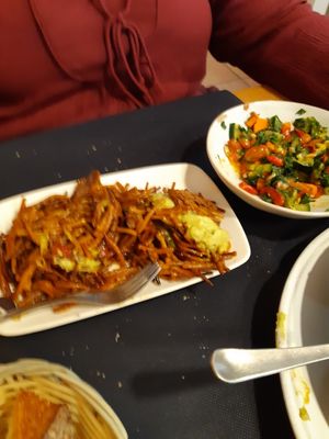 Fideuá y ensalada variada at CactusCat Bar in Barcelona