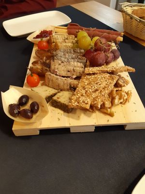 Tabla de quesos exquisita at CactusCat Bar in Barcelona