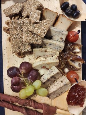 Tabla de quesos vegana at CactusCat Bar in Barcelona