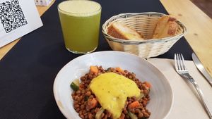 Juice and salad of the day at CactusCat Bar in Barcelona