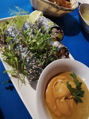 Rotllets vietnamites amb salsa de cacauet at CactusCat Bar in Barcelona