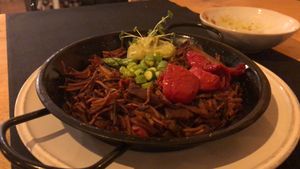 Fideuá vegana que sabe muchísimo mejor que sus rivales carnívoras! Excelente! at CactusCat Bar in Barcelona
