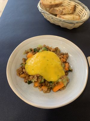 Ensalada de lentejas con salsa de mango. at CactusCat Bar in Barcelona