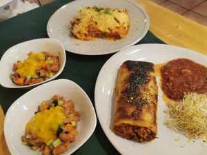 Los platos ptincipales con sus ensaladas, con crema de mango at CactusCat Bar in Barcelona