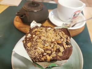 Muffin de chocolate at CactusCat Bar in Barcelona