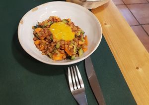 Ensalada de lentejas con salsa de mango  at CactusCat Bar in Barcelona