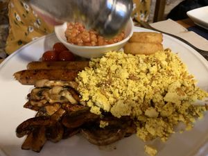 Full English tofu scramble at CactusCat Bar in Barcelona