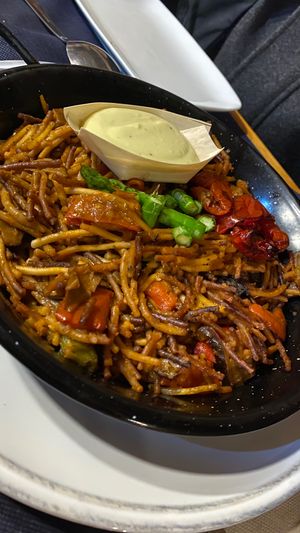 Sin duda uno de los mejores sitios en Barcelona para comer, cenar o simplemente disfrutar de un delicioso postre. La comida me impactó, el Fideuá estuvo delicioso. Excelente! at CactusCat Bar in Barcelona