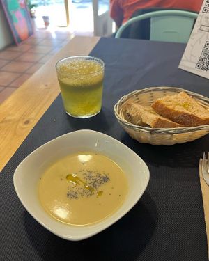 Sopa de puerro y manzana con el zumo del día de manzana y menta  at CactusCat Bar in Barcelona