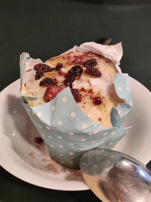 Pudding type cake with raisins, cinnamon & hazelnut at CactusCat Bar in Barcelona