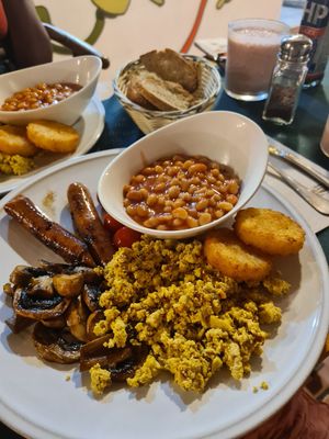 Full english breakfast at CactusCat Bar in Barcelona
