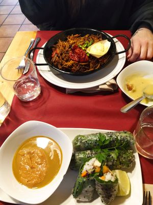 Rotllets vietnamites i fideuà at CactusCat Bar in Barcelona