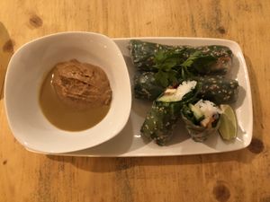 vegane Gemüse/ Reis/ Tofurollen mit Sauce  at CactusCat Bar in Barcelona