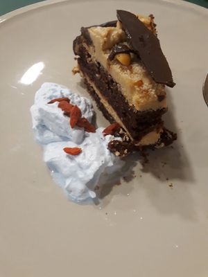 Tarta de chocolate con cacahuete y crema de coco. 😍 at CactusCat Bar in Barcelona