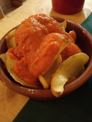 Mi cámara es malísima pero las bravas están de vicio! at CactusCat Bar in Barcelona
